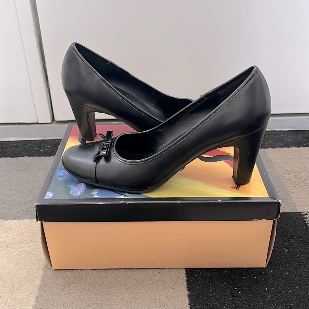 Cute little black pumps from predictions